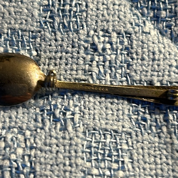 Mini silver spoon brooch with pat number - Picture 3 of 5